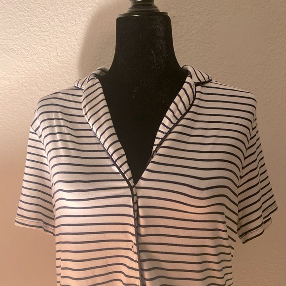 ⚓️ V-Neck Collared Shirt White with Navy Blue Stripes | Banana Republic ⚓️ - Picture 3 of 6
